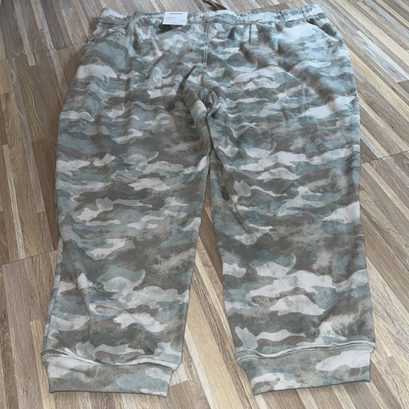 Sonoma high rise jogger, camo print! - Picture 4 of 5